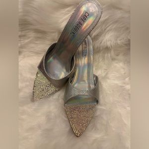 Women’s Heels Slippers By Cape Robbin. Pointed toe with Glitter Gem 💎 Stones